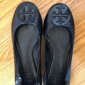 TORY BURCH BLACK PATENT LEATHER  REVA FLATS IN SIZE 8